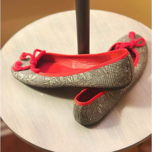 FS/NY DARK GREY SILVER BROCADE BALLET FLATS THICK RED LACE BOW 38 1/2 US 8 - Picture 3 of 5